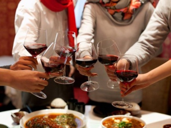 62 tuổi, đi họp lớp, tôi phát hiện: Bạn cũ 'tay bắt, mặt mừng' không phải để ôn lại kỷ niệm mà vì 1 LÝ DO khiến tôi thất vọng muốn bỏ về