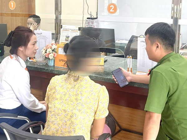 Được bạn trai quen qua mạng tặng 50.000 USD và giấy tờ nhà đất, cô gái suýt bị lừa tiền