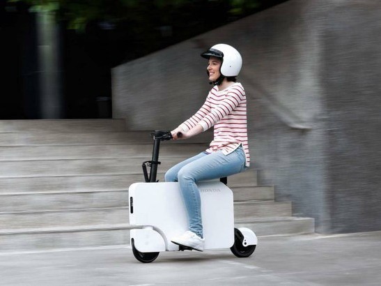 Rộ trào lưu lái vali điện: Tốc độ chỉ được 13km/h nhưng ở quốc gia này yêu cầu phải có... bằng lái