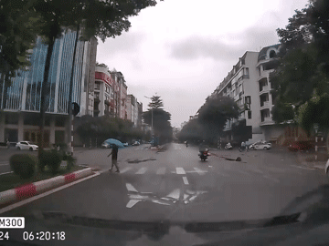 Video: Tài xế Mazda2 lái xe băng qua ngã tư nhưng mải điện thoại suýt đâm xe khác