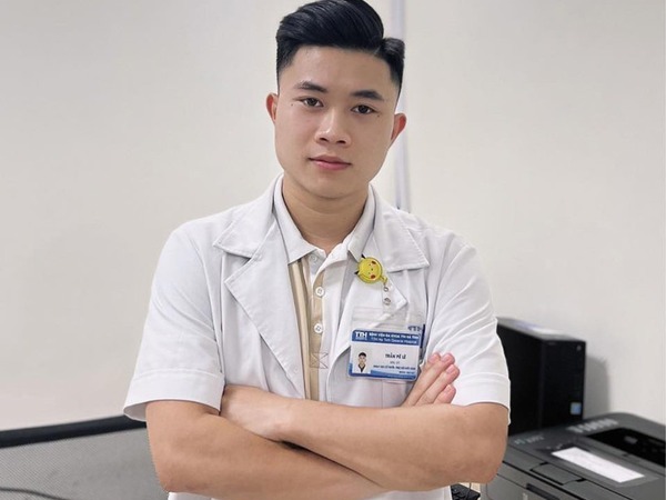 Bác sĩ ở Hà Tĩnh tên như vua bóng đá, kể chuyện hài hước ở phòng khám