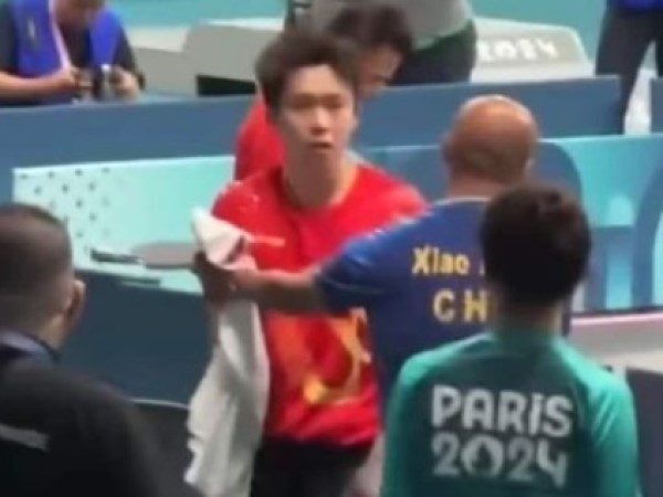 Chấn động Olympic: VĐV Trung Quốc bị phóng viên giẫm gãy vợt, là tay vợt số 1 thế giới nhưng bị thua sốc!