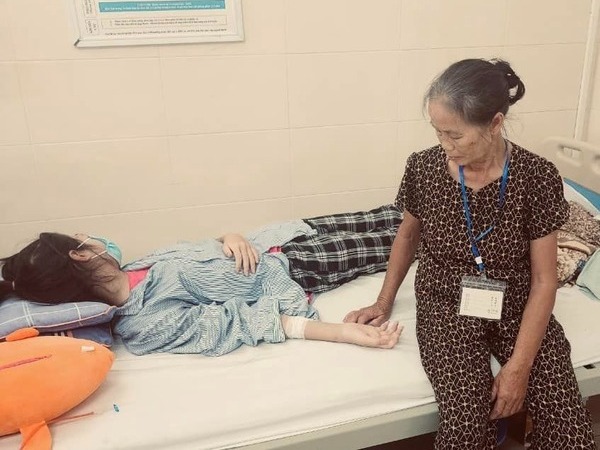 Số phận nghiệt ngã của cô bé 14 tuổi mắc ung thư: Mẹ mắc bệnh tâm thần, sống nương nhờ ông bà già yếu