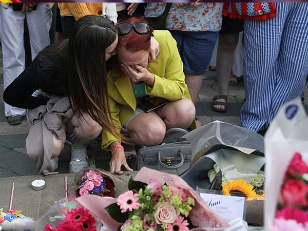Hàng ngàn người bật khóc cầu nguyện cho các em nhỏ thiệt mạng trong vụ thảm sát kinh hoàng: 'Vụ việc sẽ thay đổi mãi mãi thị trấn này'