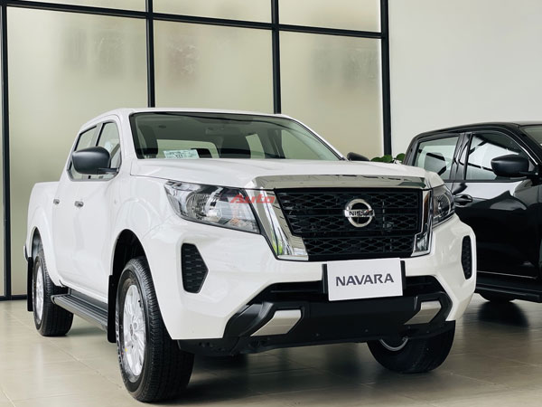 Ảnh thực tế Nissan Navara EL giá 699 triệu tại đại lý: Có bệ bước, màn hình 10 inch, đấu Ranger XLS
