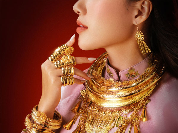 Phim Việt có cô dâu giàu nứt vách, gia thế đời thực đỉnh thế nào?