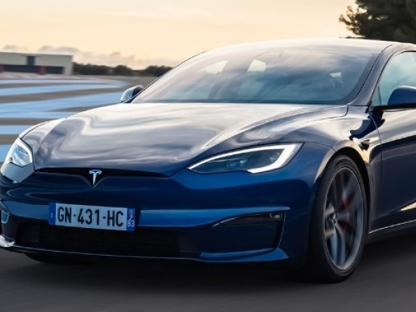 Tesla triệu hồi 1,8 triệu xe có thể bật nắp capo khi đang chạy
