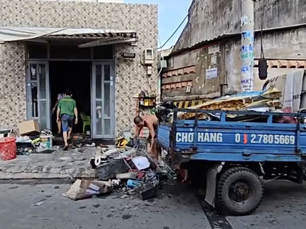 TP HCM: Cháy khu trọ 5 tầng, người dân leo thang sắt thoát ra ngoài