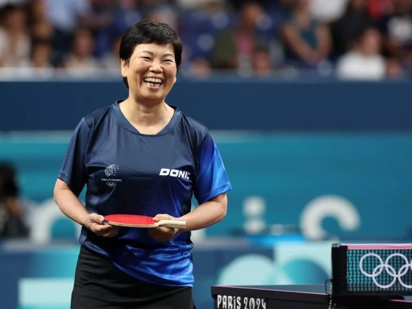Olympic: VĐV 61 tuổi gốc Trung Quốc nhảy nhót, cười tươi như hoa dù bị loại, lý do phía sau gây xúc động