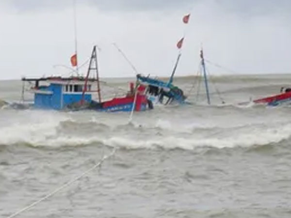 Tàu cá bị lốc xoáy đánh lật úp ở Phú Quý, 6 ngư dân rơi xuống biển