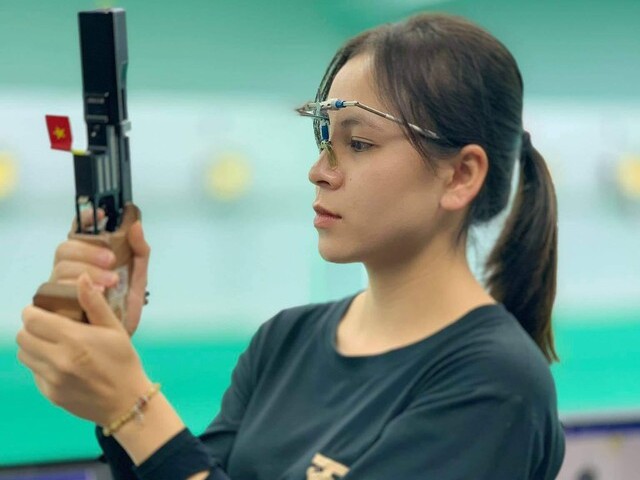 Nữ xạ thủ Trịnh Thu Vinh xuất sắc vào chung kết Olympic 2024: Tuổi thơ chăn trâu vất vả, từ học sinh còi nhất lớp đến... niềm tự hào của thể thao Việt Nam!