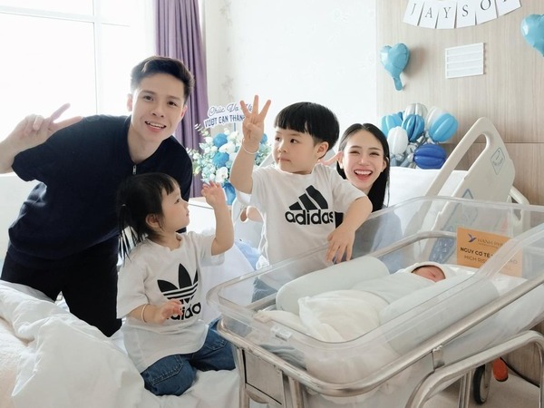Ái nữ nhà đại gia có siêu xe đắt nhất nhì Việt Nam: Sang chảnh và quyến rũ, 25 tuổi làm mẹ 3 con