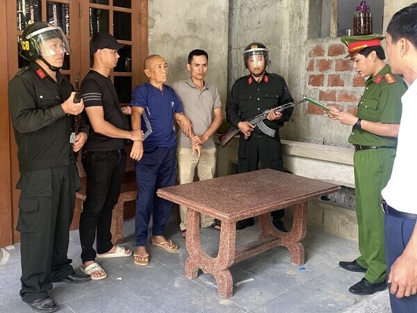 Bắt ông Nguyễn Văn Nhơn về tội xâm phạm lợi ích nhà nước, cá nhân