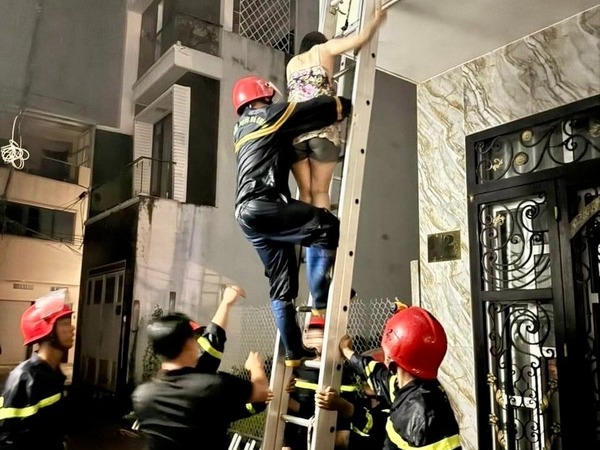Cảnh sát bắc thang cứu 3 người kẹt trong căn nhà bốc cháy