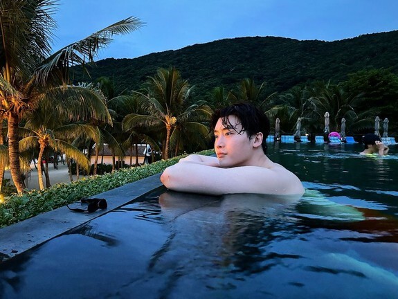 Lee Jong Suk 'xả' ảnh du lịch Đà Nẵng với thái độ bất ngờ giữa nghi vấn chia tay IU