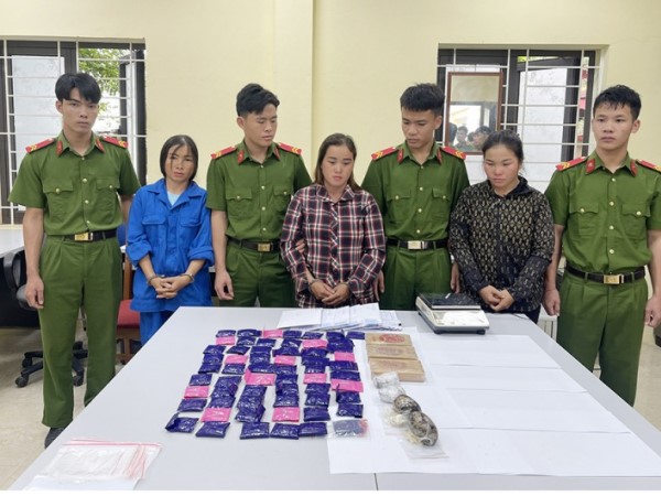 Ba 'nữ quái' vận chuyển 3 bánh heroin cùng hơn 11 nghìn viên ma túy