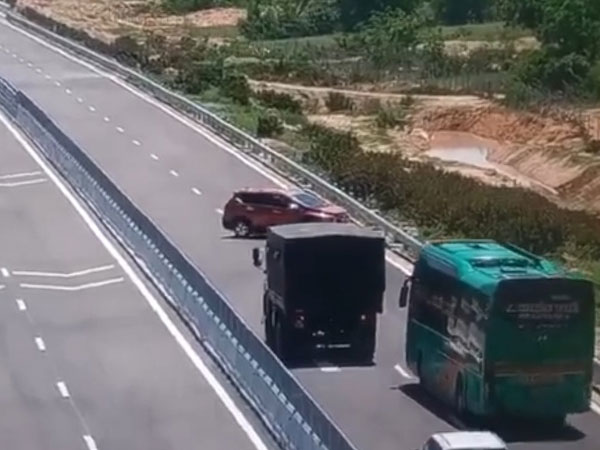 Thi rớt bằng lái ô tô, tài xế chạy ngược chiều trên cao tốc