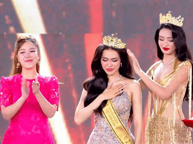 Á hậu Hạnh Nguyên gặp 'kiếp nạn' ngay lúc đăng quang