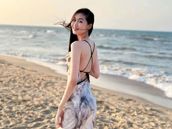 Nhan sắc của Hoa hậu vừa đăng quang ở tuổi 23, có bố là cán bộ Viện kiểm sát, mẹ là hiệu trưởng