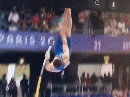 VĐV nhảy sào Olympic bị loại vì 'bộ phận đàn ông' làm rơi xà