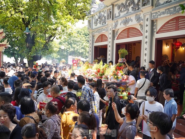 Hà Nội: Chen chân lễ Phủ Tây Hồ trong ngày đầu tháng 'cô hồn'