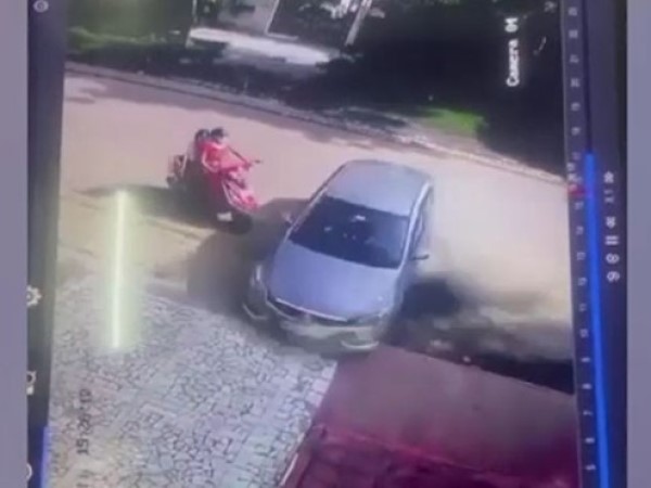 Clip: Chạy hơn 100 km/h, ô tô tông 2 mẹ con đi xe máy văng xa 9m