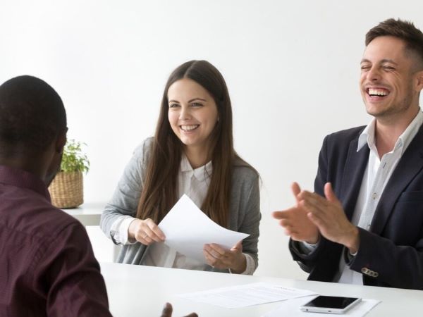 Nhà tuyển dụng hỏi khó 'sữa đổ xuống biển, làm sao để lấy lại?', ứng viên trả lời EQ cao nhận ngay vị trí giám đốc, CĐM tranh cãi vì 1 điều