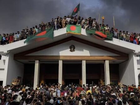 Người biểu tình trèo lên nóc dinh Thủ tướng Bangladesh