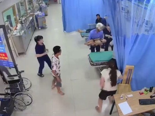 Người nhà chạy xe máy, ôm theo bé 2 tuổi tím tái lao thẳng vào phòng cấp cứu: Clip hơn 1 phút khiến người xem nghẹt thở