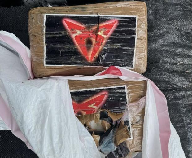 Bão lớn cuốn theo hơn 1 triệu USD cocaine trôi dạt vào bờ biển