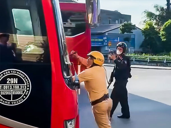 Tài xế xe khách 'húc đẩy' CSGT Hải Dương bị phạt 5,9 triệu, tước bằng lái 2 tháng