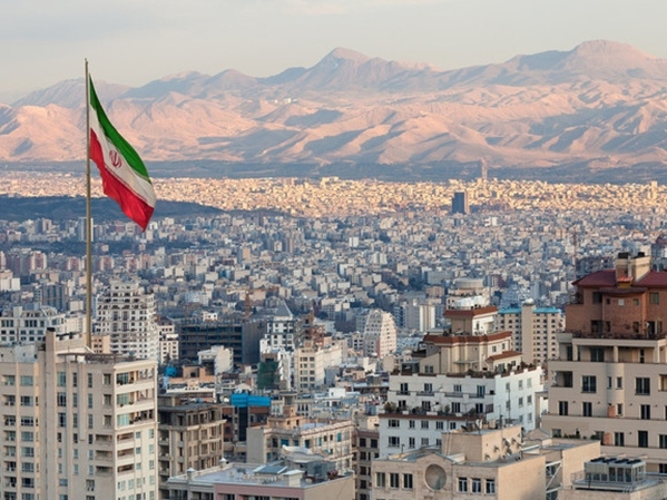Iran phát cảnh báo không phận, có thể sắp tấn công Israel