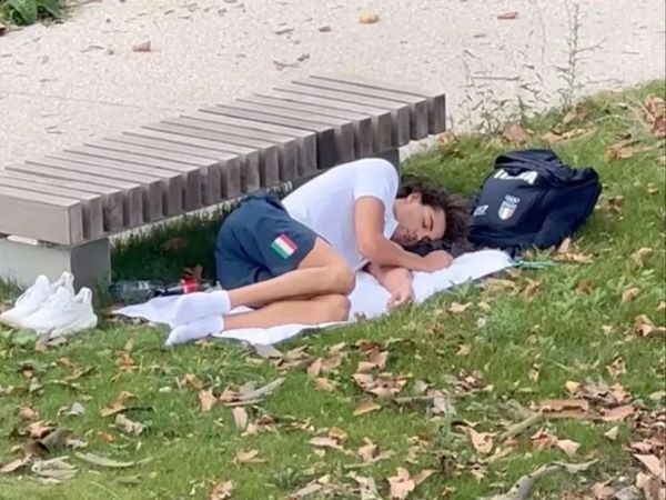 Thực hư chuyện nam thần bơi lội Thomas Ceccon ngủ bờ ngủ bụi vì làng VĐV Olympic Paris 2024 quá nóng