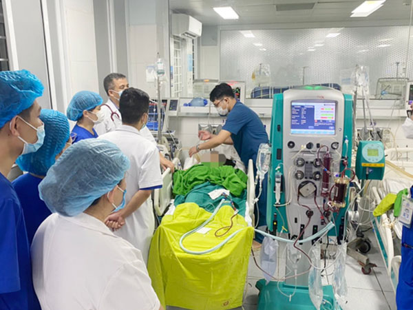 Kiểm tra bể chứa ngâm thực phẩm, 2 người ngạt khí nguy kịch