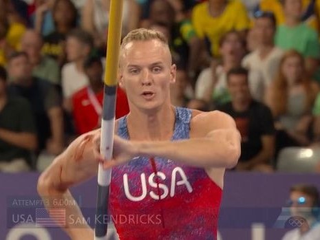 VĐV nhảy sào Olympic gây choáng với hình ảnh bê bết máu, thi đấu vẫn giành huy chương