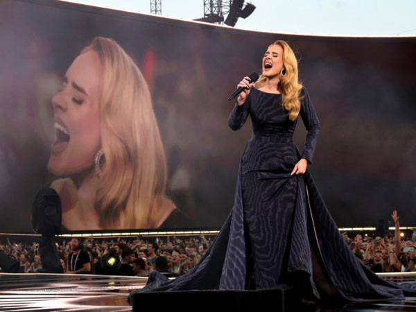 Độc lạ show Adele: Đang hát thì dừng lại xem Olympic ngon ơ, quy tụ 1001 chiêu tấu hề
