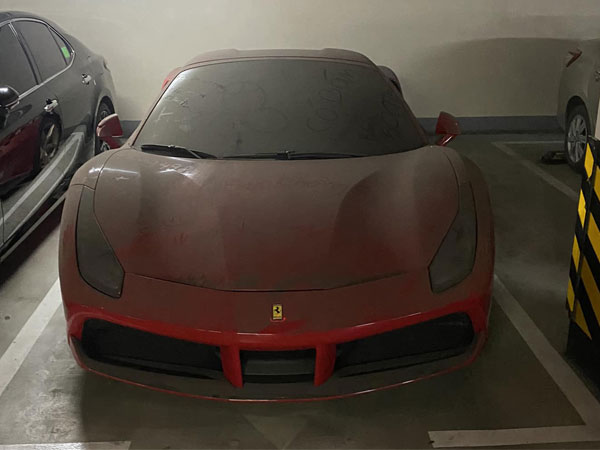 Siêu xe Ferrari 488 từng của Cường Đô-la phủ bụi trong hầm chung cư Hà Nội