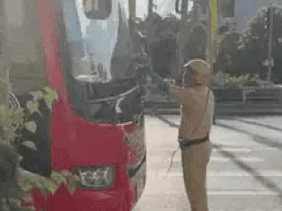 Tài xế ô tô khách tăng ga bỏ chạy, húc đẩy CSGT đứng ở đầu xe