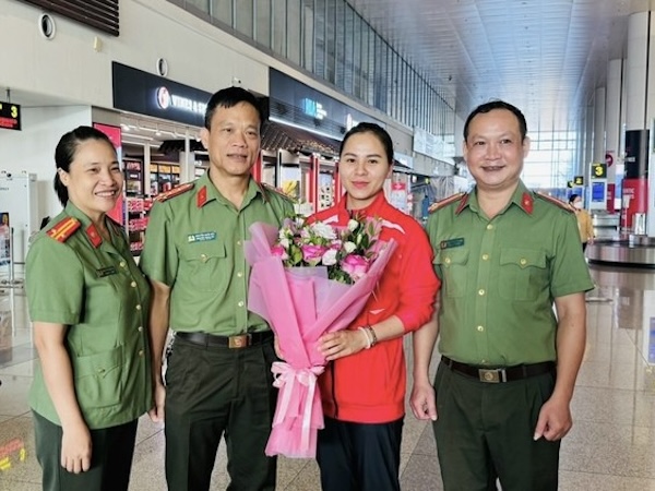 Xạ thủ Trịnh Thu Vinh được chào đón khi về nước