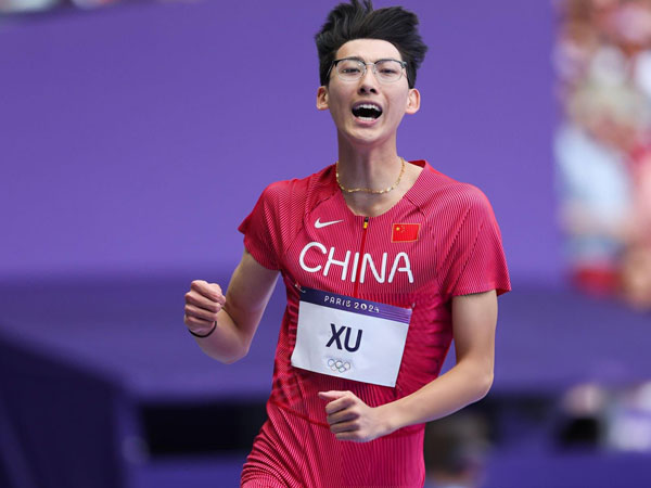 VĐV gây sốt tại Olympic vì giao diện 'như đi thi học sinh giỏi', vừa đeo kính vừa chạy băng băng về đích