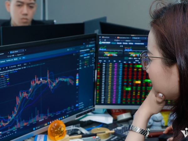 Chứng khoán hồi phục sau cú bốc hơi 8 tỷ USD, cổ phiếu nhà Cường Đôla vẫn dò đáy