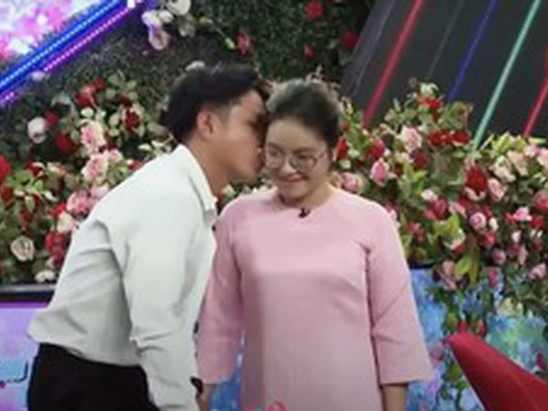 Thầy giáo hôn bạn nữ ngay trong lần đầu gặp trên sóng truyền hình