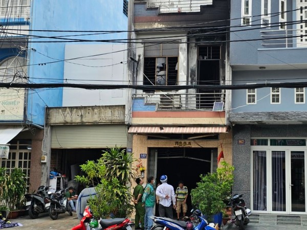 TPHCM: Nhờ xe tải tông sập cửa ngôi nhà cháy để cứu 4 người mắc kẹt