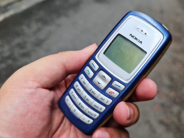 Khách hàng bị lừa mua điện thoại 'cục gạch' 2G dán mác điện thoại 4G