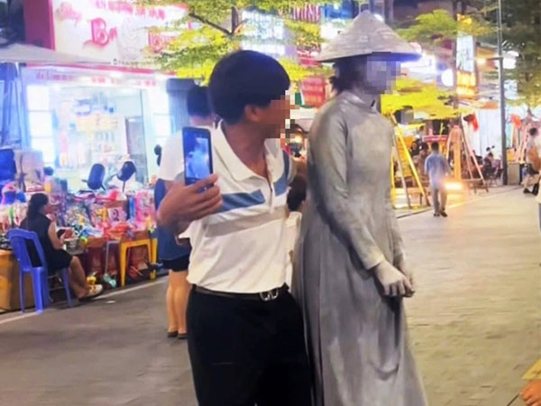 Người đàn ông 'quấy rối’ cô gái trẻ biểu diễn người tượng ở phố đi bộ khiến nhiều người vô cùng phẫn nộ