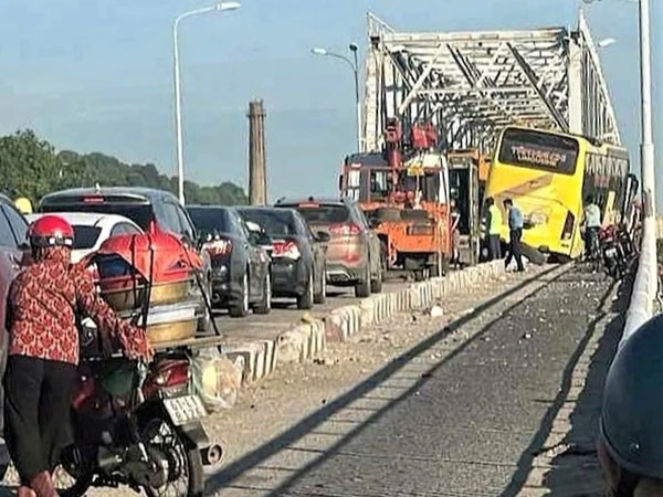 Xe khách mất lái sau nổ lốp trên cầu, suýt rơi xuống