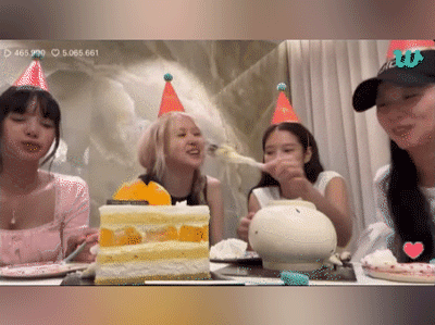 HOT: BLACKPINK tề tựu livestream mừng kỷ niệm 8 năm debut, chỉ 1 người mặc đúng dress code!