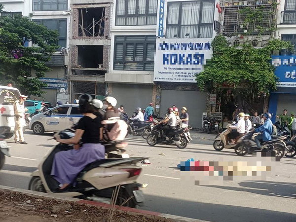 Hà Nội: Đi bộ qua đường, cụ ông bị xe máy tông tử vong