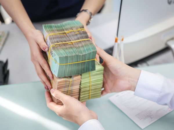 Hai ngân hàng bất ngờ quay đầu giảm lãi suất tiết kiệm