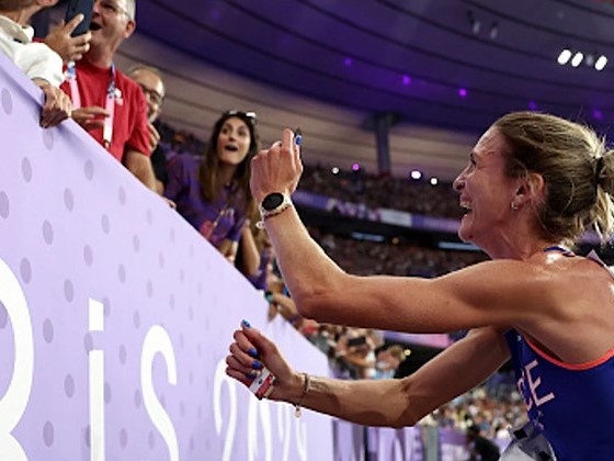 Vừa phá kỷ lục châu Âu, nữ VĐV Olympic cầu hôn bạn trai khiến cả SVĐ vỡ òa